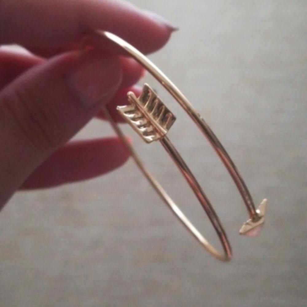 🌞  NEW Arrow Bangle Bracelet - Gold 💫 - Picture 5 of 6